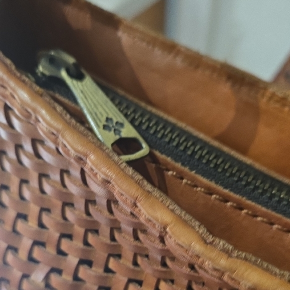 Elegant Brown Woven Handbag - Picture 5 of 15